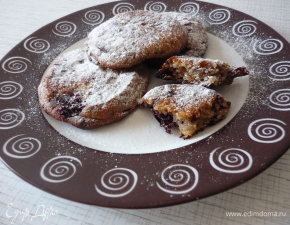 Выпекать 25 минут в духовке, разогретой до 180 градусов. Готовое посыпать сахарной пудрой.