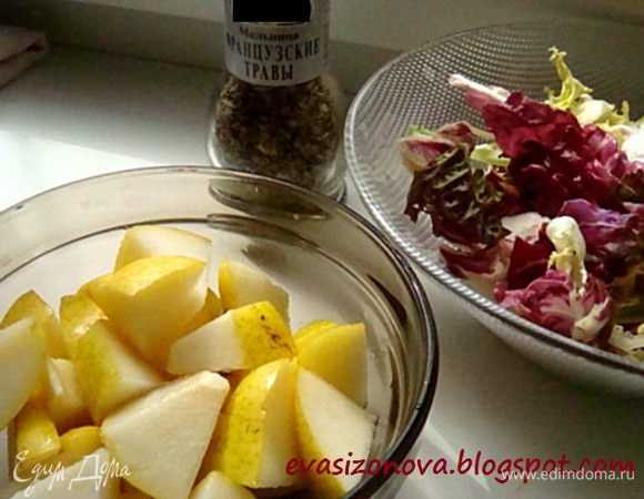 Итак! Я подхватила волну Ю.Высоцкой и в своем салате также не обошлась без радиччо!)))
Приступим?
Берем упаковку микса салатов- перебираем и моем по необходимости. Выкладываем в салатник и сбрызгиваем соком лимона.
