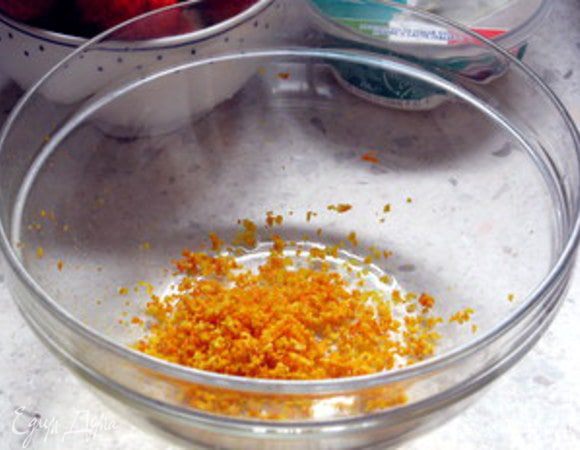 Натереть цедру двух апельсинов.