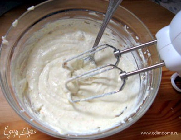 Приготовить крем. Смешать рикотту и маскарпоне, добавить 100 гр сахарной пудры и цедру апельсинов. Взбить миксером в мягкий крем.

