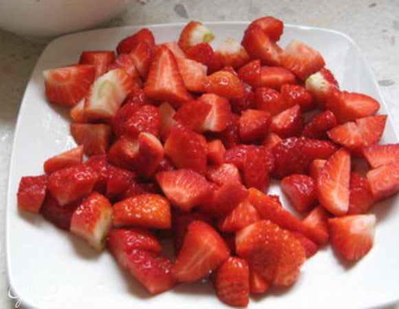 Клубнику нарезать на кусочки.

