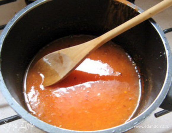 Приготовить сироп. В сотейнике смешать оставшуюся сахарную пудру с соком 3 апельсинов, добавить щепотку корицы и имбиря. Нагреть до полного растворения сахарной пудры. Снять с огня и остудить.