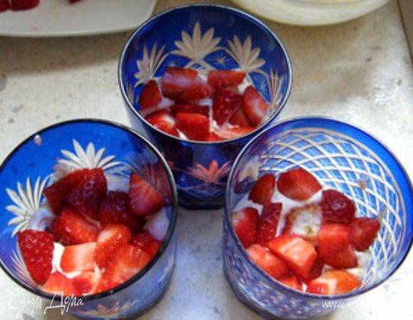 Приготовить креманки. Выложить слой печенья, пропитать его сиропом. Распределить по печенью слой крема, затем слой клубники и, если есть, листики мяты.