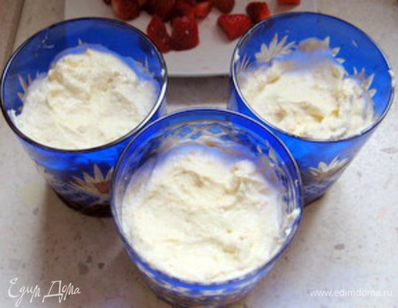 Повторить всё сначала, начиная с печенья. Закончить клубникой и поместить в холодильник на 2 часа.

