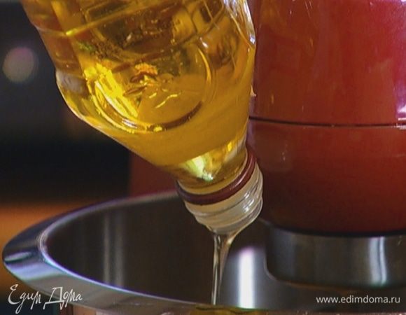 Не прекращая взбивать, влить оливковое масло.