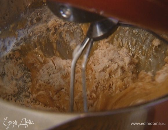Муку перемешать с разрыхлителем, корицей, имбирем и солью и добавить в яичную массу, вымешать все в комбайне на низкой скорости.
