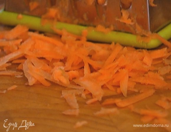 Морковь почистить и натереть на крупной терке.