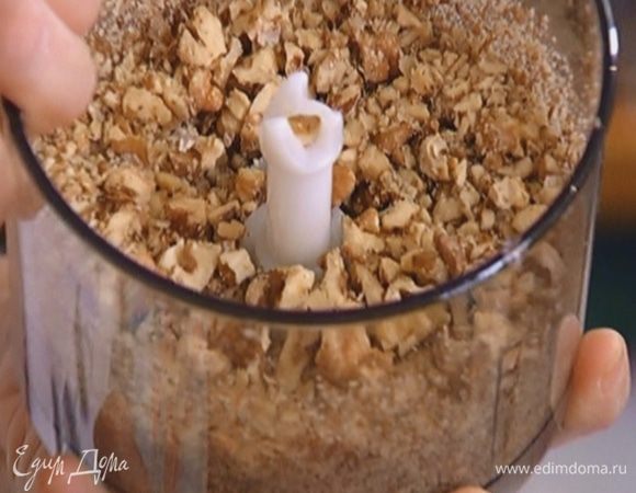 Грецкие орехи слегка измельчить.