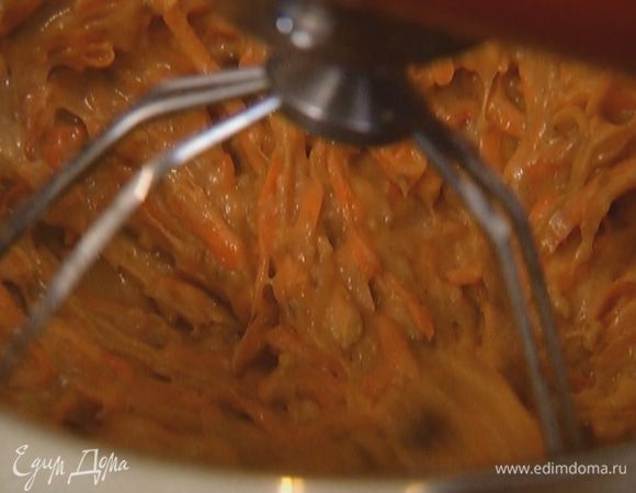 Добавить в тесто морковь и орехи, вымешивать до получения однородной массы.