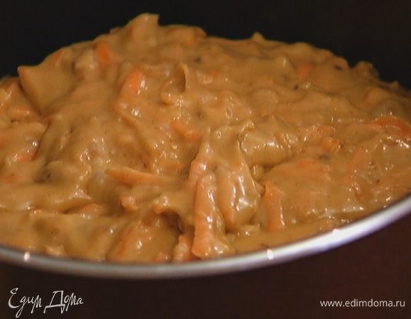 Выложить тесто в небольшую высокую форму (если форма не тефлоновая — выстелить бумагой для выпечки и смазать маслом).