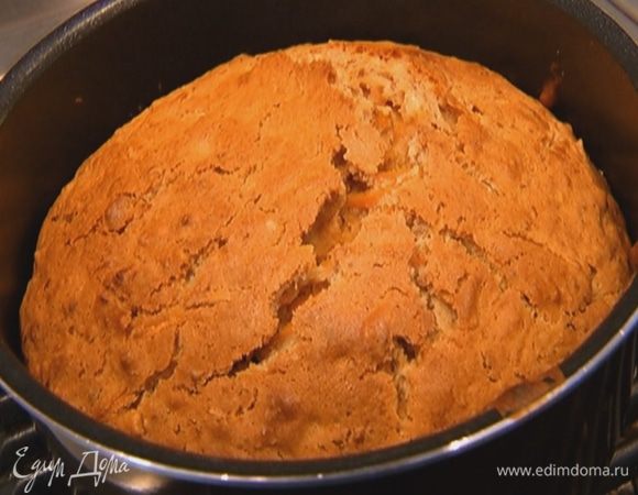 Отправить пирог в разогретую духовку на 40–45 минут, затем остудить.