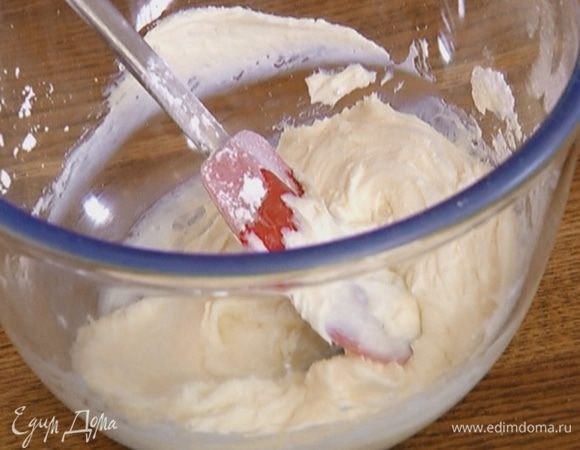 Приготовить крем: сливочный сыр растереть с сахарной пудрой и лимонным соком.