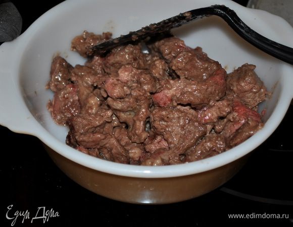 В небольшой жаровне разогреть 2 ложки олив.масла.Добавить мясо в муке и обжаривать до слегка коричневого вида 6-8мин.
Выложить мясо на тарелку, прикрыть фольгой.
В жаровню добавить 1/3 стак.вина и со стенок соскабливая ,смешивать все,образуется небольшое кол-во соуса.Добавить мясо и перемешать все.Если порция мяса большая ,чем жаровня можно делать порционно, повторяя процедуру.