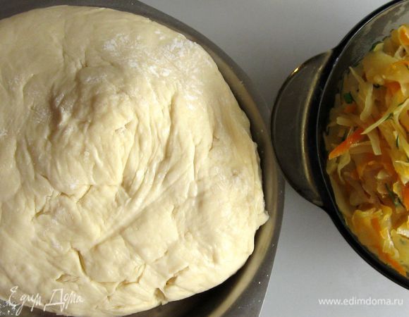 Приготовить тесто. Для этого смешать кефир,желтки,оливковое масло,сахар,соль и энергично перемешать венчиком.
Добавить муку. На стадии вымешивания теста  руками по ЧУТЬ-ЧУТЬ добавить соду.
Вымесить не сильно, лишь бы не приставало к рукам. Тесто должно быть эластичным. Положить в холодильник на 30мин.
(Тесто будет еще лучше, если полежит в холодильнике часов 6, а в холодильнике его можно хранить в течении суток.)