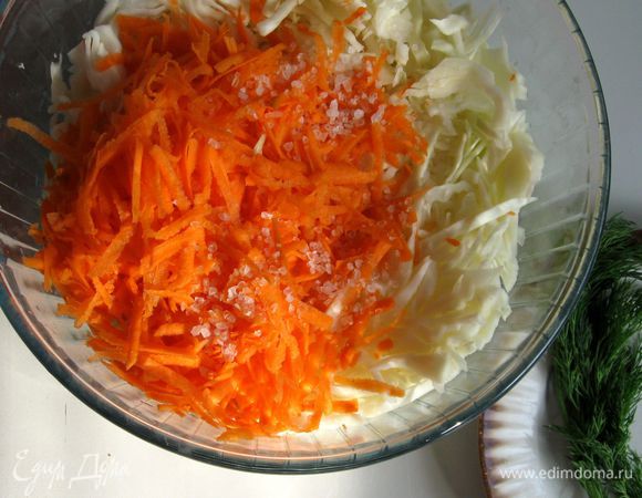 Пока тесто отдыхает в холодильнике, приготовить начинку.Пошинковать тонко капусту, натереть морковь на крупной терке добавить немного соли и хорошо помять руками. 