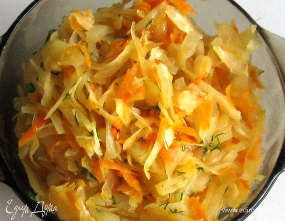 На разогретую сковороду добавить немного раст.масла, положить капусту и тушить ВСЕ ВРЕМЯ под крышкой на среднем огне(не маленьком), периодически перемешивая. До полного исчезновения влаги. Затем добавить совсем немного воды и протушить до готовности на сильном огне. Добавить порезанную зелень укропа. Начинка для пирожков готова!