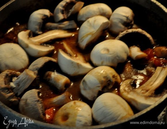 Лук обжарить с добавлением олив. масла до золот.цвета. Примерно 3 мин. Добавить в мясо.
Добавить в жаровню к мясу оставшееся вино,бульон и помидоры. Посолить и поперчить. Довести до кипения.Убавить огонь и готовить на маленьком огне примерно 75мин., закрыв крышкой.
Добавить после этого времени грибы и морковь.Готовить примерно 45-50мин.,закрыв крышкой.