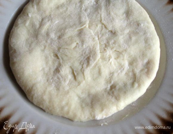 Для того, чтобы пирожки получились одного размера, я использую небольшую пирожковую тарелу. И по ее размеру (в выемке) формирую пирожок.