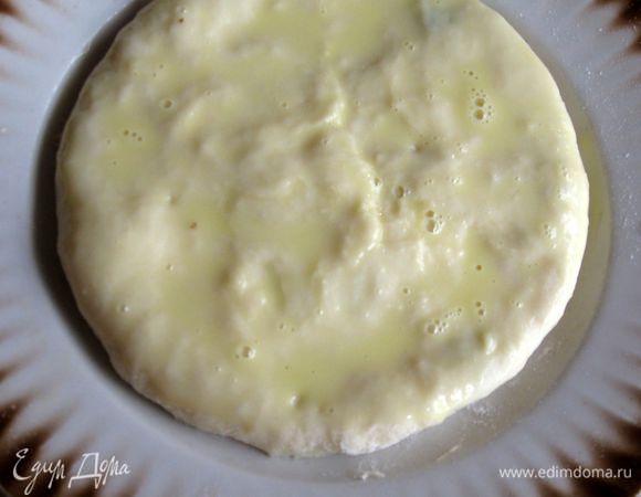 Придать пирожку окончательную форму и смазать яйцом, взбитым с молоком. Чтобы сделать фото, я показываю это на тарелке. Вам же надо положить пирожок на ладонь и смазать его кисточкой ,а потом переложить на лист.