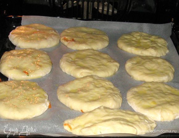 Форму выстелить пергаментом. Выпекать 25-30 минут при температуре 180 градусов.