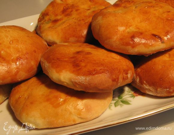 Готовые пирожки накрыть тканевой салфеткой.