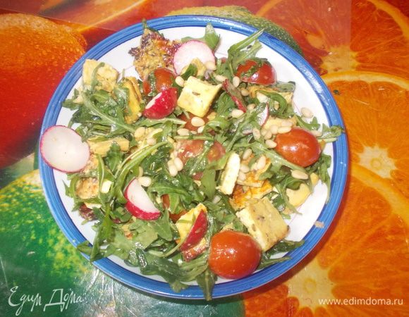 рукколу помыть,обсушить и порвать руками,помидоры черри разрезать пополам,редис кружочками,сыр ломтиками,все смешать,посолить,сбрызнуть соком лайма и маслицем.выложить на тарелку и присыпать орешками.Приятного аппетита.