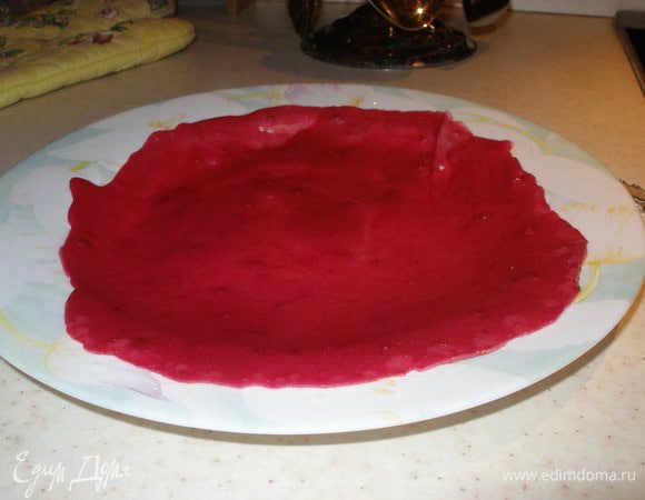 Сковородку слегка смазать растительным маслом и выпекать блинчики. Это надо делать на маленьком огне, потому как на сильном они приобретают не очень привлекательный коричневатый оттенок.
Подавать со сметаной, медом, - с чем угодно:)  