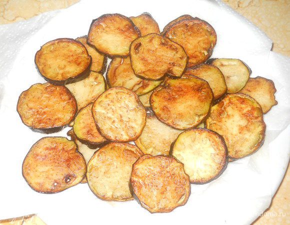 Обжариваем баклажаны на оливковом масле и выкладываем на бумажное полотенце, чтоб избавиться от лишнего масла, слегка солим