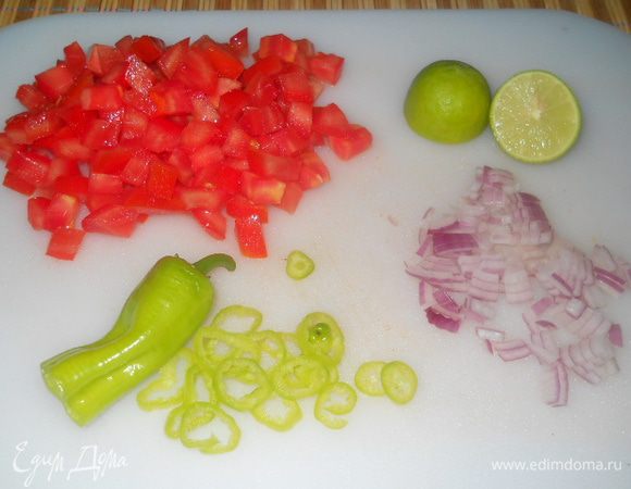 Помидоры очистить от кожуры и нарезать средним кубиком,удаляя семена, посыпать солью и дать постоять. Перчик чили порезать тонкими колечками (перчика можно положить и побольше или поменьше, на Ваш вкус). Лук нарезать средним или мелким кубиком