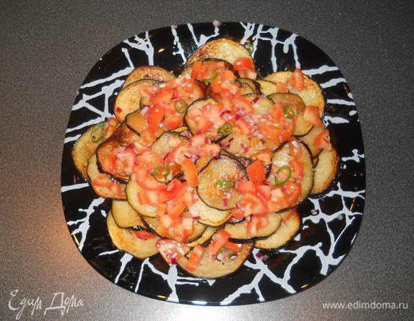 Смешиваем помидоры с перцем чили и луком, поливаем соком половины лайма, солим и перчим по вкусу, добавляем баклажаны и аккуратно перемешиваем. Все, можно есть, как в теплом,так и в холодном виде. ( Мне в теплом виде нравится больше). Приятного всем аппетита!!!)))