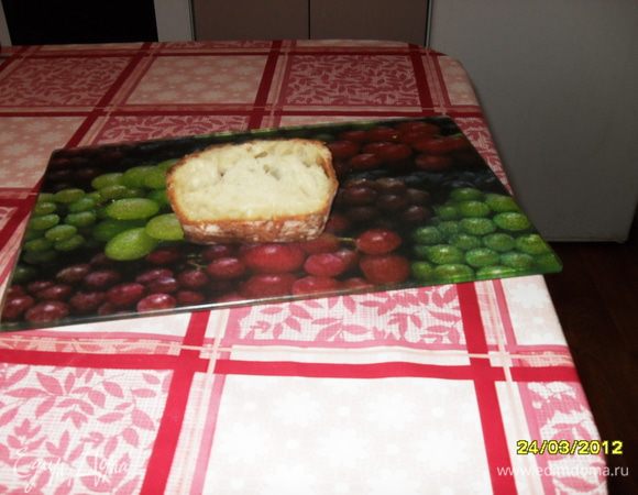 Смешать сначала сухие ингредиенты, муку при этом просеять, залить водой, перемешать и убрать емкость под пищевую пленку в теплое место, я поставила блюдо около батареи. Тесто подходит 20 часов, главное не мять совсем. Выпекала 35 минут под фольгой и без фольги 15 минут при температуре 260 градусов.