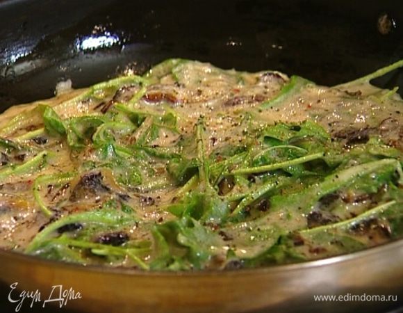 Разогреть в сковороде оставшееся оливковое масло, выложить яичную массу и поперчить.