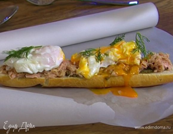 Тунца размять вилкой, добавить 1 ч. ложку уксуса, посолить, поперчить и выложить на одну часть багета, сверху уложить яйца пашот, посыпать укропом и накрыть второй половинкой багета. 