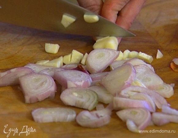 Нарезать морковь небольшими кружками, лук — полукольцами, чеснок мелко порубить. 