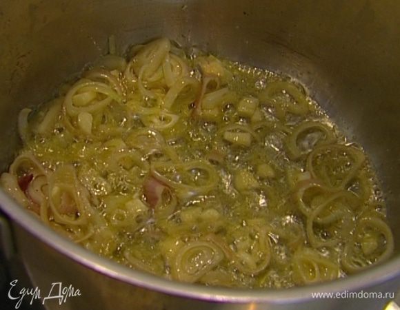 Разогреть в кастрюле с тяжелым дном 1 ч. ложку сливочного и 1 ст. ложку оливкового масла и обжарить лук и чеснок до прозрачности.