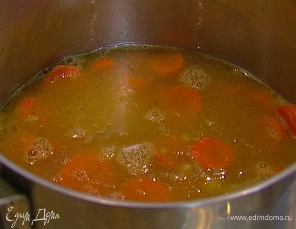 Добавить морковь и обжаривать все вместе еще несколько минут.Влить предварительно разогретый бульон, так чтобы вся морковь была покрыта жидкостью. Варить до готовности моркови.