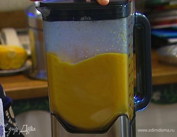 Взбить все в блендере в пюре. Если суп покажется густым — разбавить бульоном.