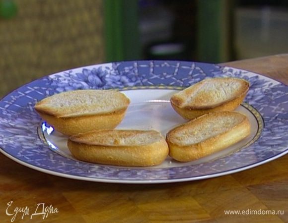 Ломтики хлеба подсушить в тостере или на сковороде, затем намазать оставшимся сливочным маслом.