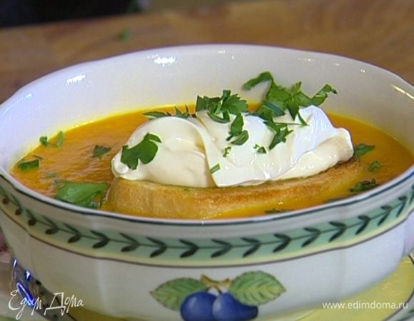Разлить суп по тарелкам. Положить в каждую тарелку кусочек хлеба, сверху выложить по 1 ст. ложке сметаны и присыпать кинзой. 