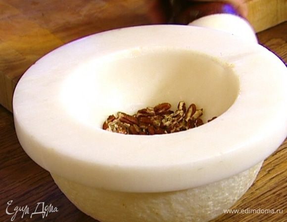 Измельчить орехи так, чтобы остались крупные кусочки.