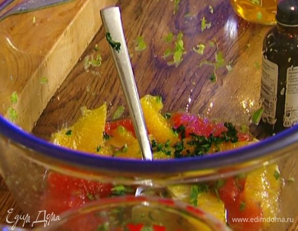 Листья мяты порубить очень мелко и добавить в соус. 