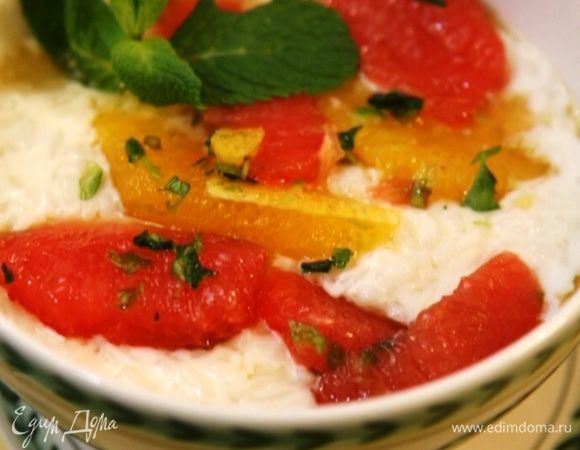 Из готовой каши вынуть корицу и гвоздику, добавить мед и ванильный экстракт, перемешать. 
Подавать кашу с цитрусовым соусом.
