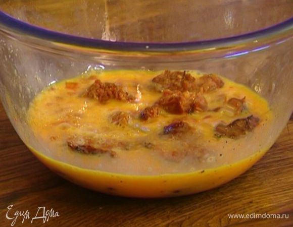 Колбаски порезать на кусочки, отправить их в миску с яйцами.