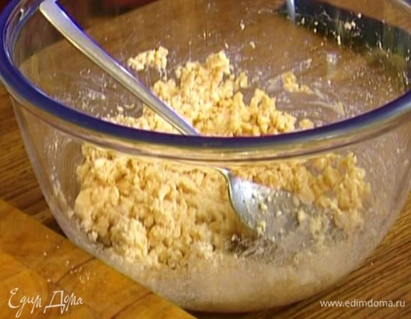 Приготовить начинку: добавить к творогу цедру лимона, оставшийся сахар и ванильный экстракт, все перемешать.