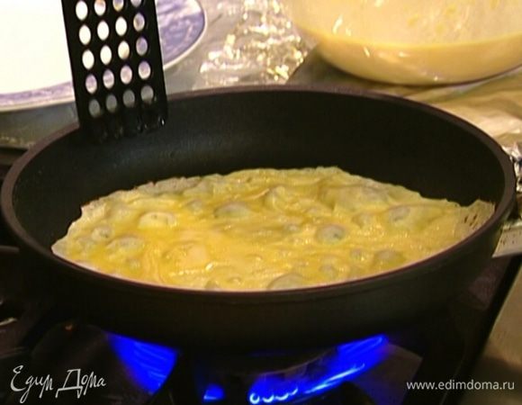 Сковороду смазать оливковым маслом, разогреть и выпекать блины по 1 минуте с каждой стороны.