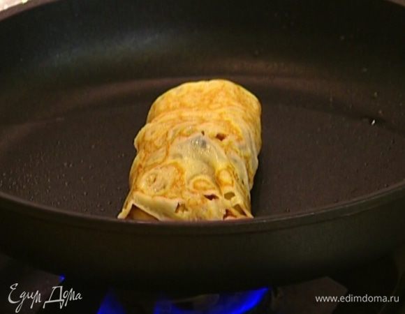 Готовые блины начинить творогом и обжарить с обеих сторон.