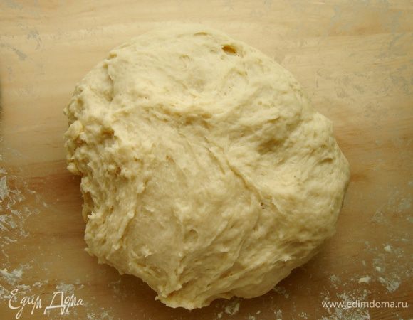 Муку просеять в миску,смешать с солью и оставшимся сахаром.Растереть муку со сливочным маслом,затем добавить остальные ингредиенты.Хорошенько вымесить тесто,переложить его в большую миску,накрыть её влажным полотенцем и убрать тесто в тёплое место на 45-60 минут(до увеличения теста вдвое).