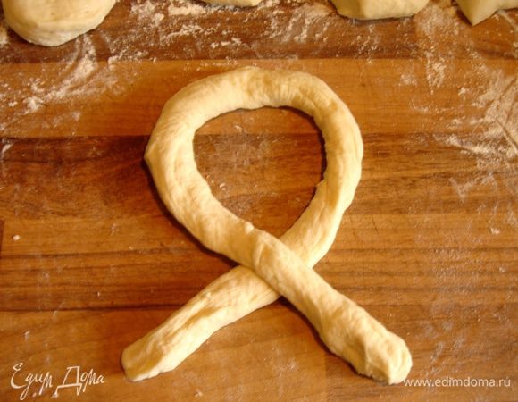 Скрутить концы 1-2 раза,оставив большую петлю сверху.