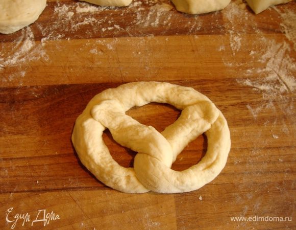 Переложить крендель с слабо-кипящую воду.Варить секунд 30,до того,как крендель всплывёт и немного увеличится в объёме.