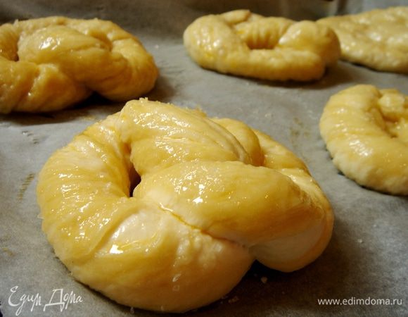 Отваренные брецели сразу выложить на застеленный пергаментом противень,смазать желтком,посыпать крупной солью и выпекать при t 220*С около 15 минут до красивой золотистой корочки.Подавать с холодным пивом или сухим белым вином(с Рислингом-чудесно)и творожным сыром.Приятного аппетита!